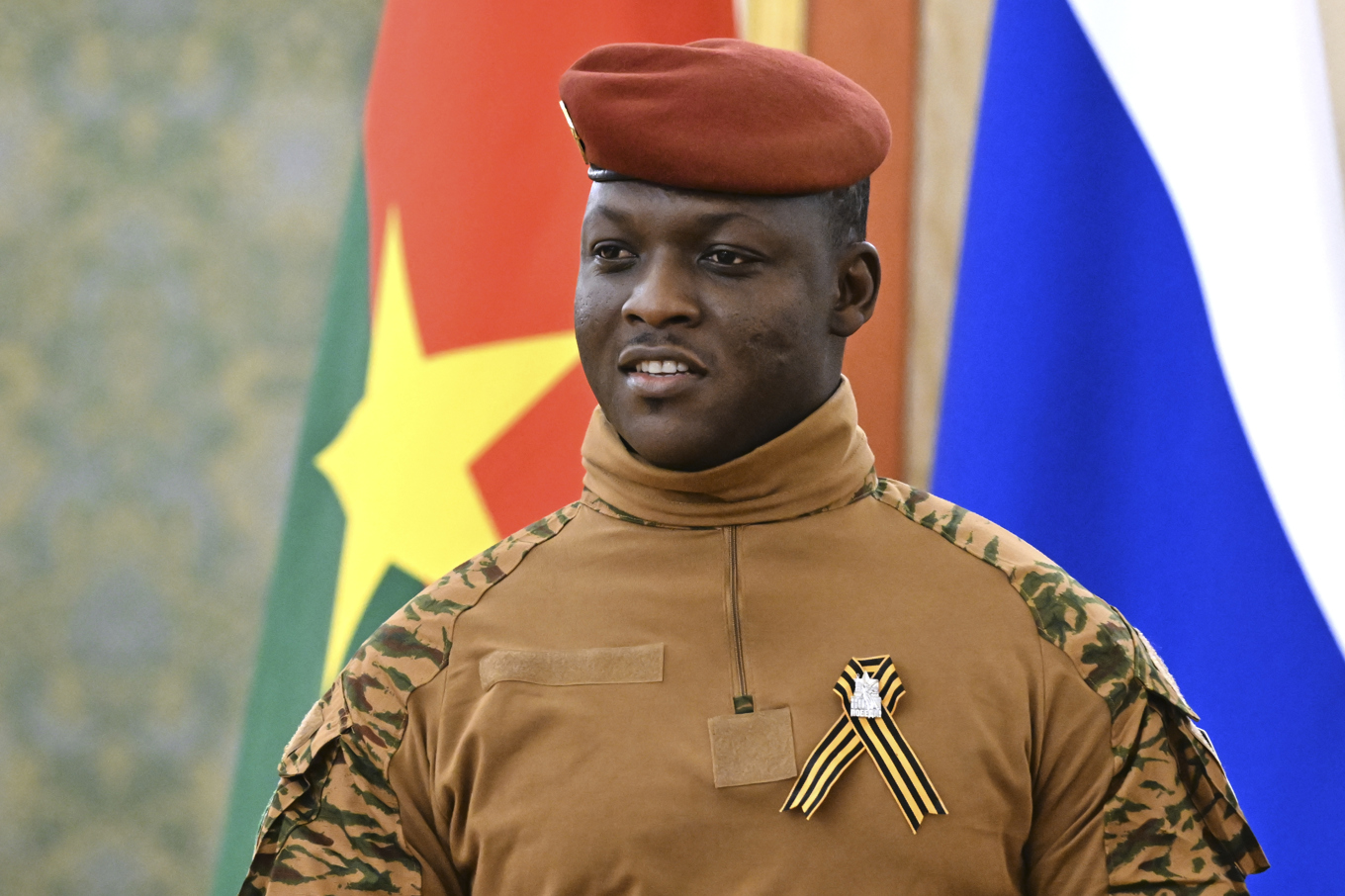 Burkina Fasos president Ibrahim Traore inför ett möte med Rysslands president Vladimir Putin i Moskva i maj. Foto: Stanislav Krasilnikov/AP/TT