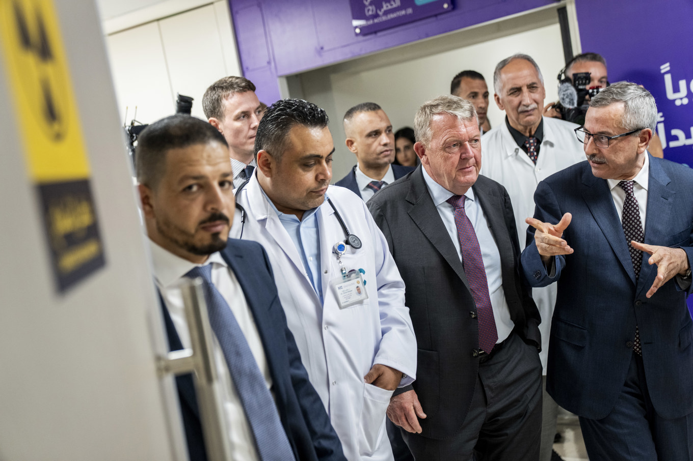 Danmarks utrikesminister Lars Løkke Rasmussen besöker det palestinska sjukhuset Istishari i Ramallah på ockuperade Västbanken tidigare i september. Danmark ingår i den grupp länder som nu erbjuder stöd till patienter från Gaza. Foto: Ida Marie Odgaard/Ritzau Scanpix/TT