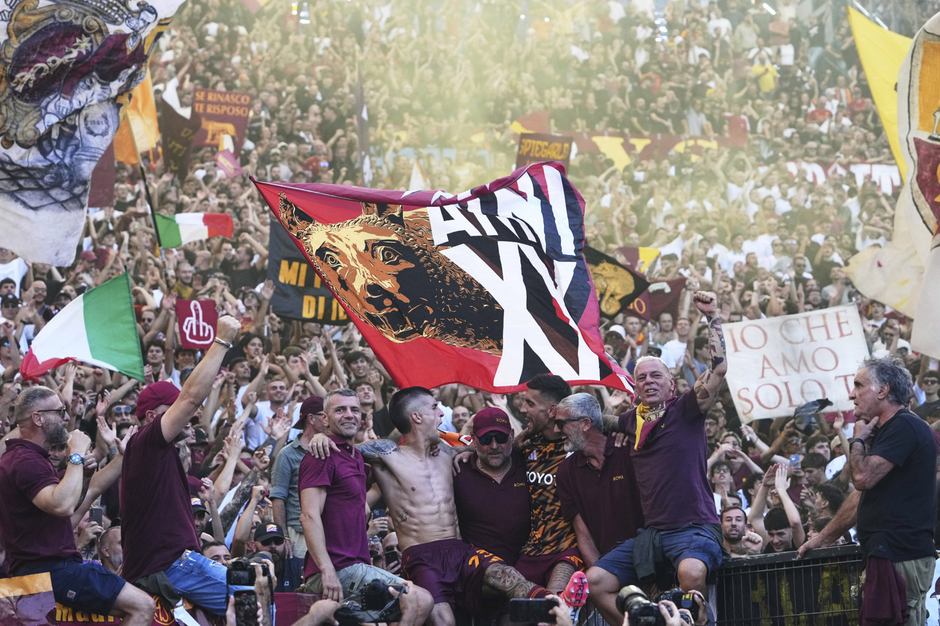 Romas fans firade i helgen derbysegern mot Lazio. Foto: Alessandra Tarantino/AP/TT