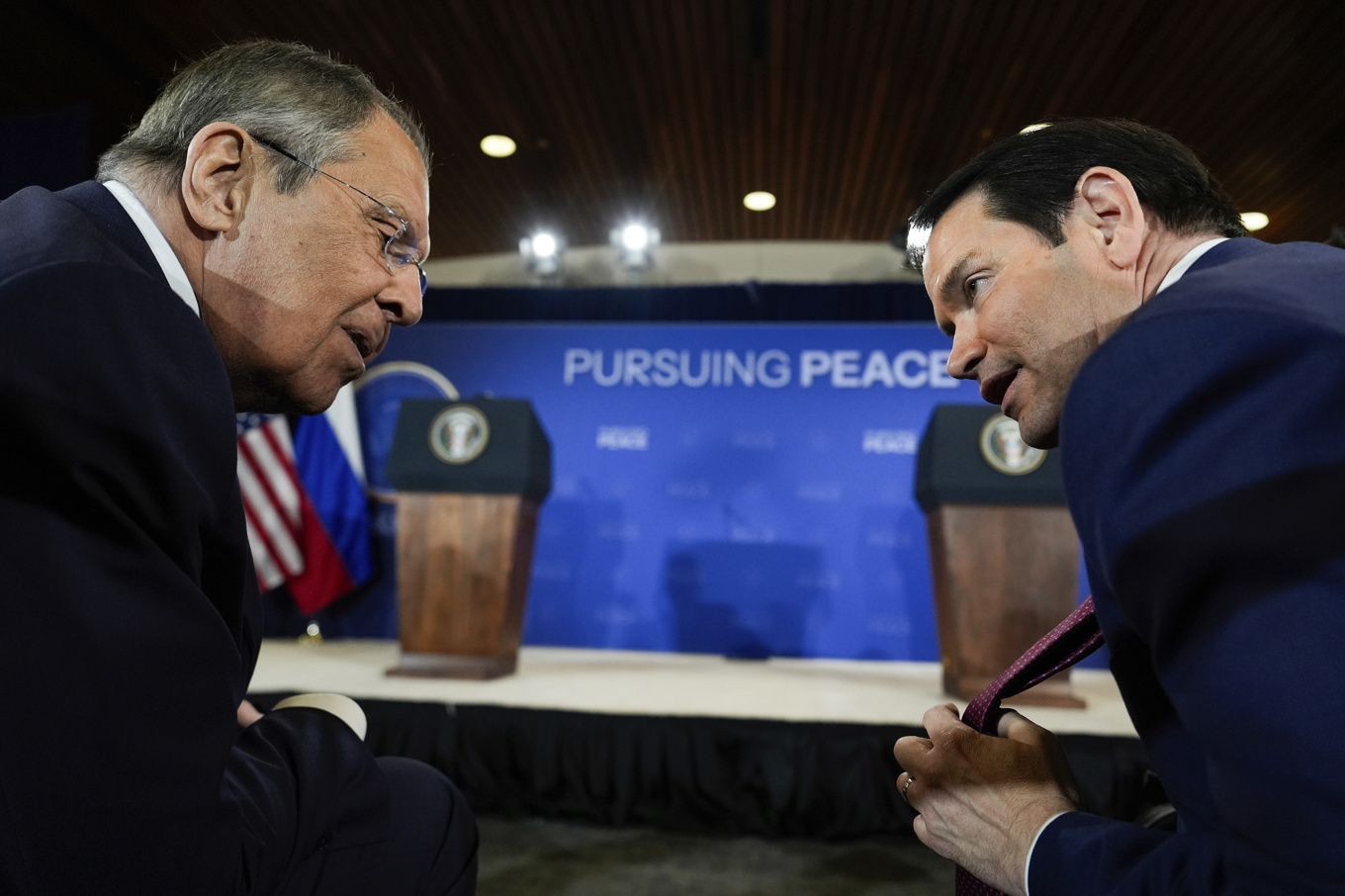 Rysslands utrikesminister Sergej Lavrov och USA:s dito Marco Rubio under mötet mellan ländernas respektive presidenter i Alaska i augusti. Foto: Julia Demaree Nikhinson/AP/TT