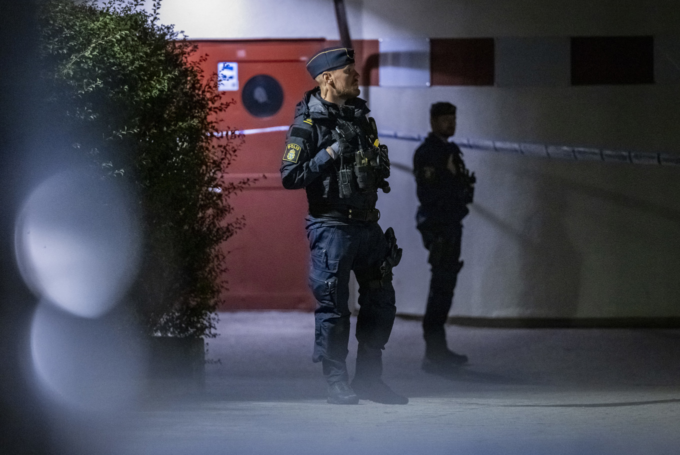 Polis har spärrat av en innergård på Rosengård efter en explosion. Foto: Johan Nilsson/TT