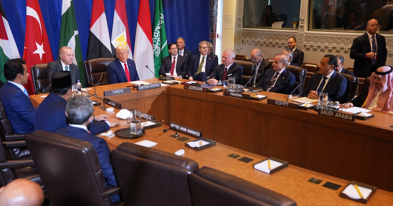 USA:s president Donald Trump i ett multilateralt möte med ledare för Qatar, Jordanien, Turkiet, Pakistan, Indonesien, Egypten, Förenade arabemiraten och Saudiarabien under tisdagen. Foto: Evan Vucci/AP/TT