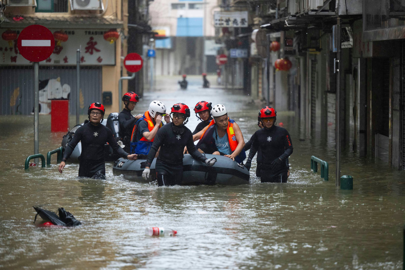 Invånare strandsatta av vattenmassorna får hjälp att evakuera nära Macao. Foto: Cheong Kam Ka/Nya Kina (Xinhua) via AP/TT