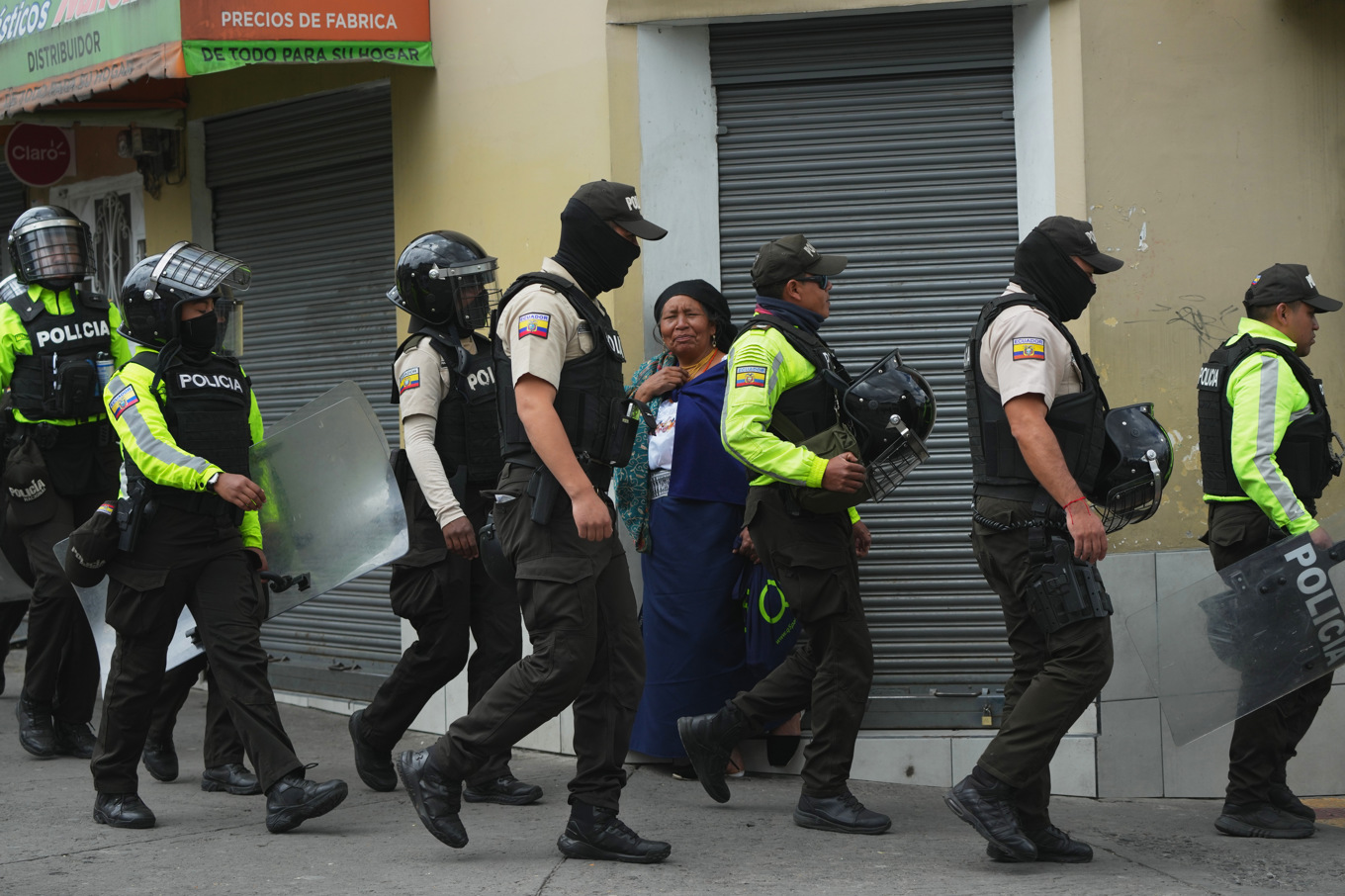 Poliser i staden Otavalo i Ecuador tidigare i veckan. Bilden har ingenting med fängelsevåldet att göra. Foto: Dolores Ochoa/AP/TT