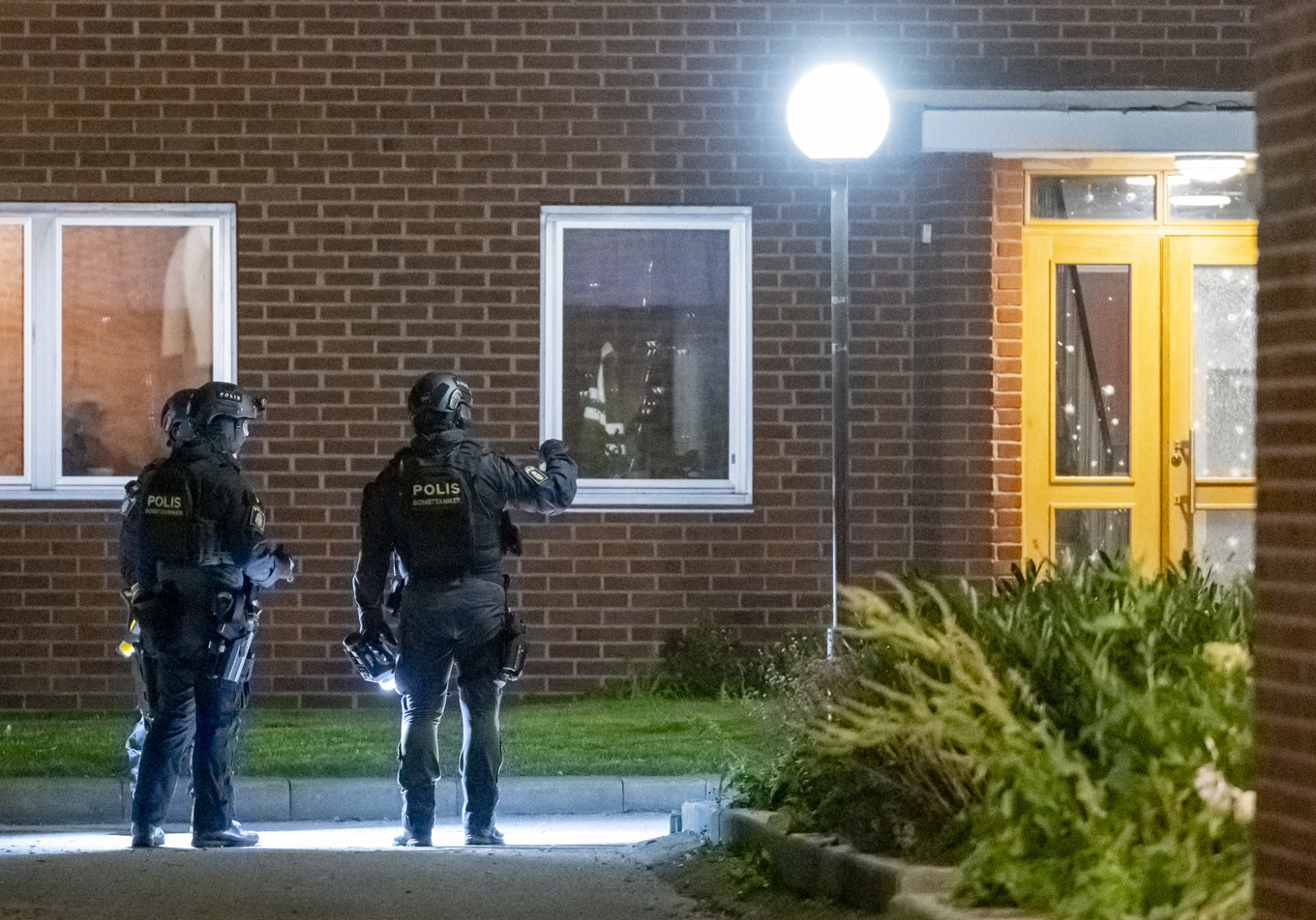 Polis och bombtekniker på plats vid ett flerfamiljshus i Malmö efter en explosion. Foto: Johan Nilsson/TT