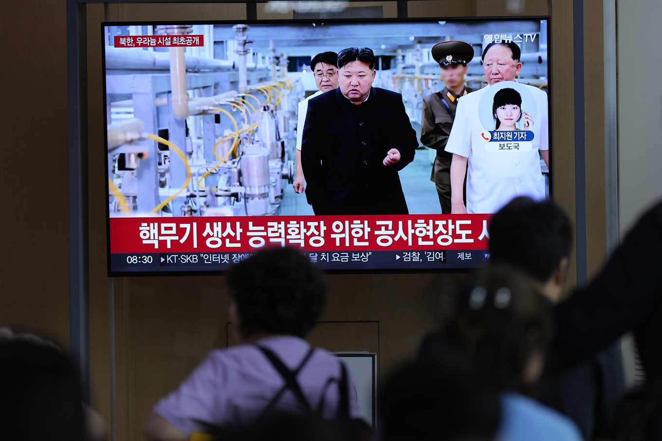 En tv-skärm som uppges visa Nordkoreas diktator Kim Jong-Un vid ett besök i en anläggning som anrikar uran för kärnvapen i september i fjol. Foto: Lee Jin-Man/AP/TT