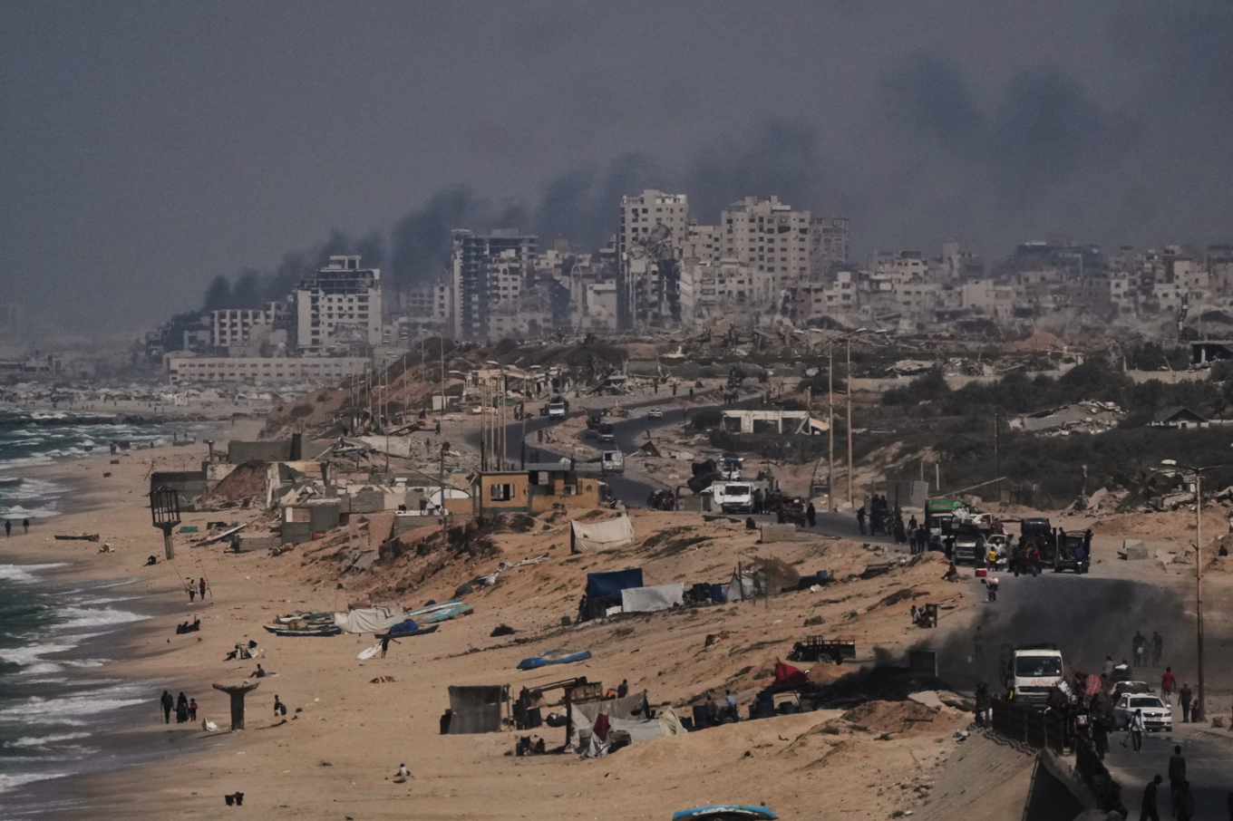 Rök väller över Gaza stad under fredagen i samband med israeliska räder. Foto: Abdel Kareem Hana/AP/TT