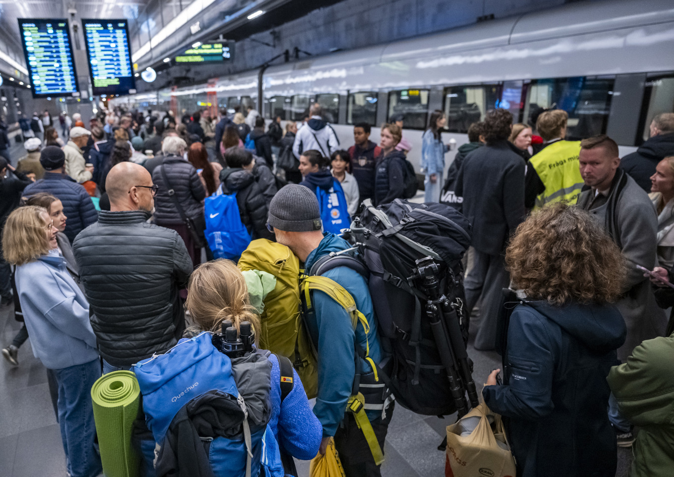 Passagerare väntar på perrongen vid Malmö C i samband med tågstoppet. Foto: Johan Nilsson/TT