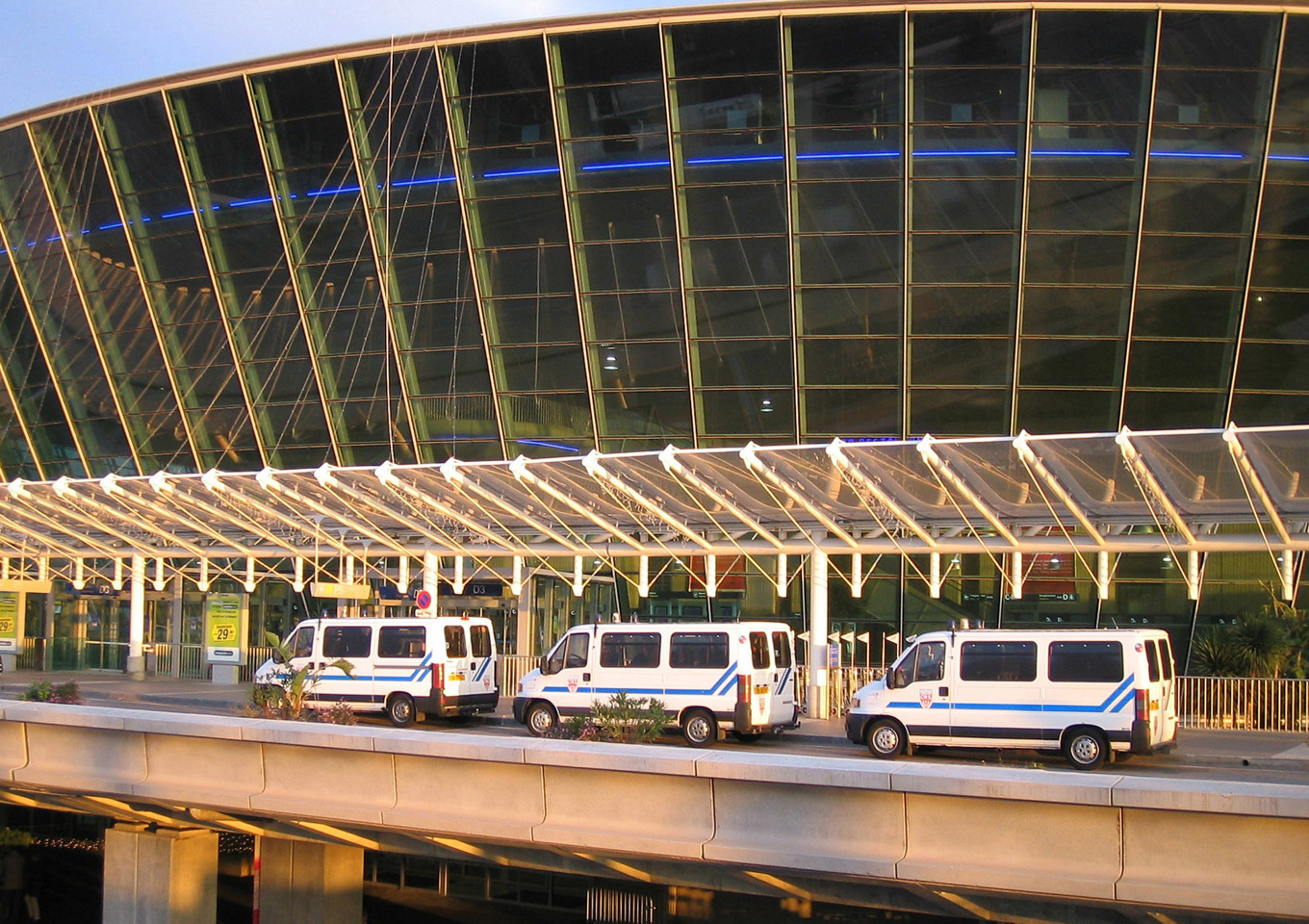 Två plan var nära att krocka på flygplatsen i Nice i söndags. Bilden är tagen vid ett tidigare tillfälle. Foto: Lionel Cironneau/AP/TT
