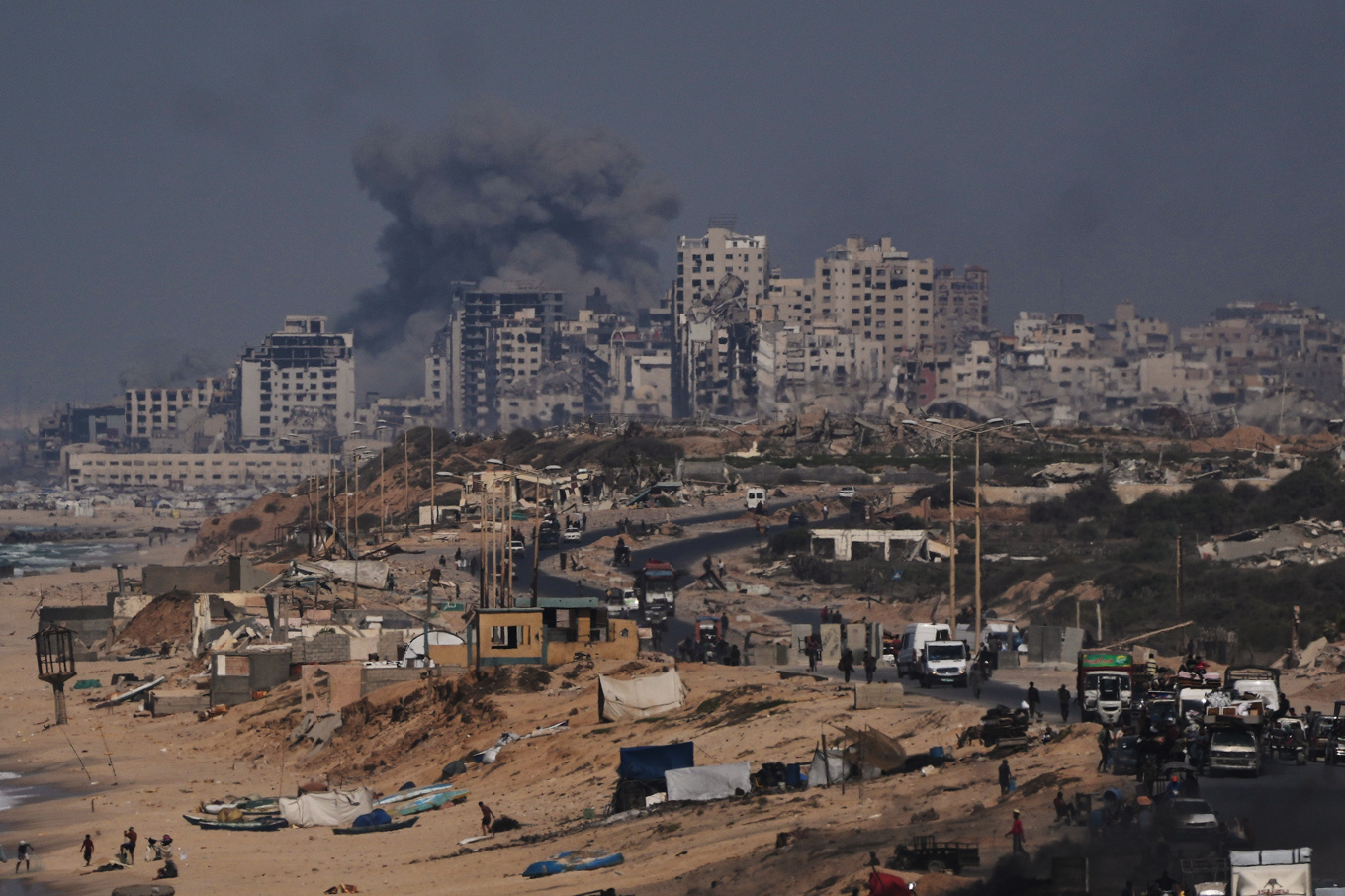 Rök över Gaza efter en israelisk attack på fredagen. Foto: Abdel Kareem Hana/AP/TT