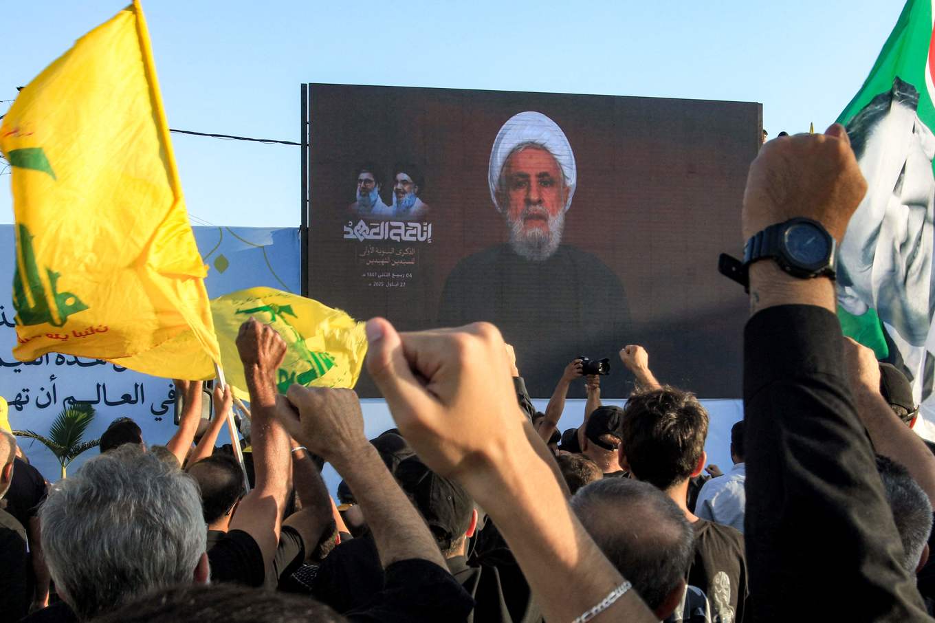 Hizbollah-anhängare i samband med ledaren Naim Qassems tal vid en minnesstund för den dödade föregångaren Hassan Nasarallah. Foto: Mahmoud Zayyat/AFP/TT