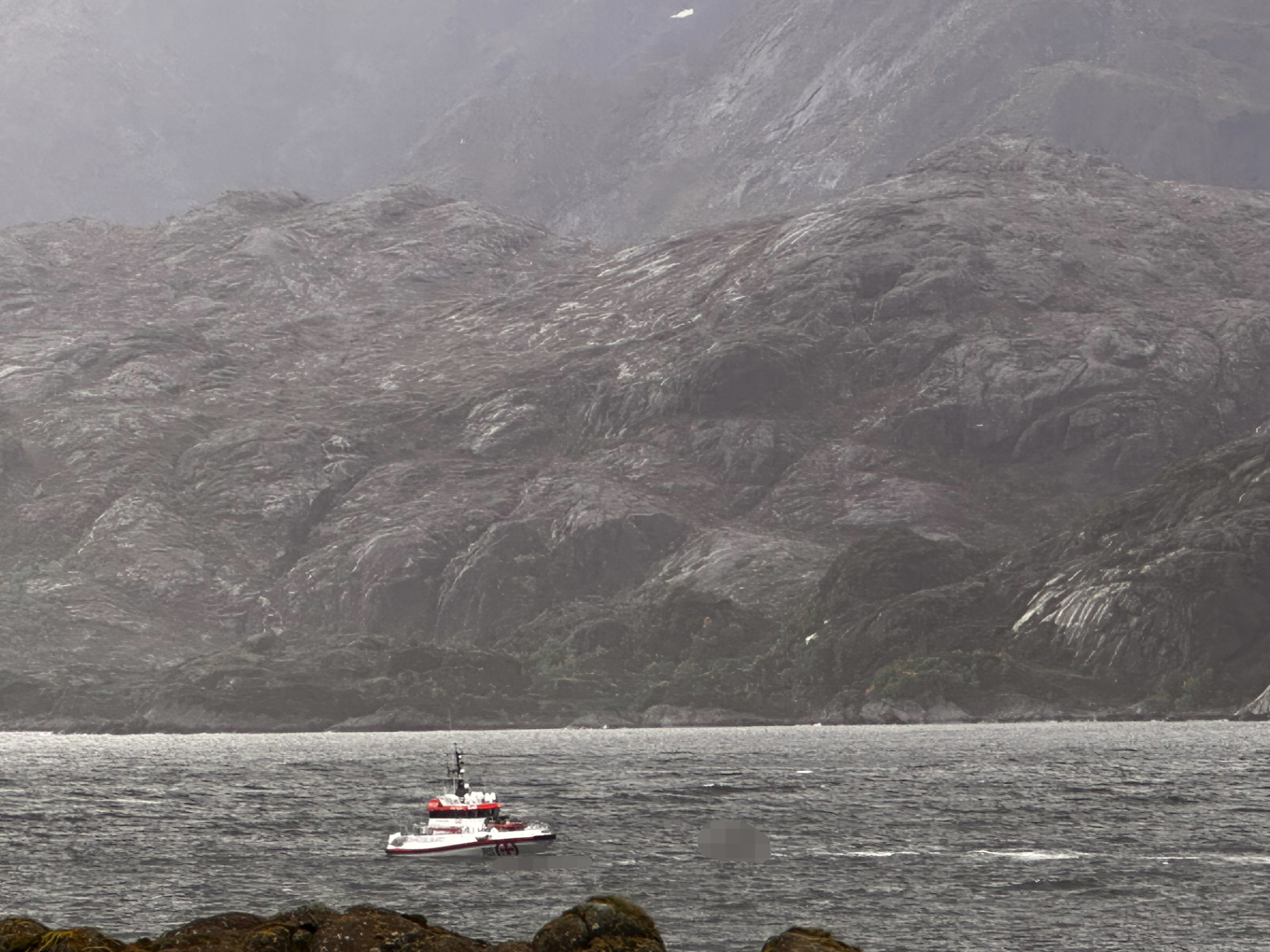 Räddningstjänst sökte efter en saknad flicka efter att en turistbåt kantrade i Lofoten på fredagen. Foto: Henrik Heitmann/NTB/TT