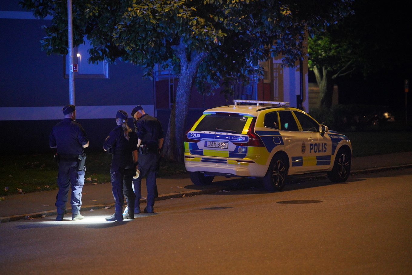 Polis larmades till Hageby i Norrköping sent på fredagskvällen. Foto: Niklas Luks/TT