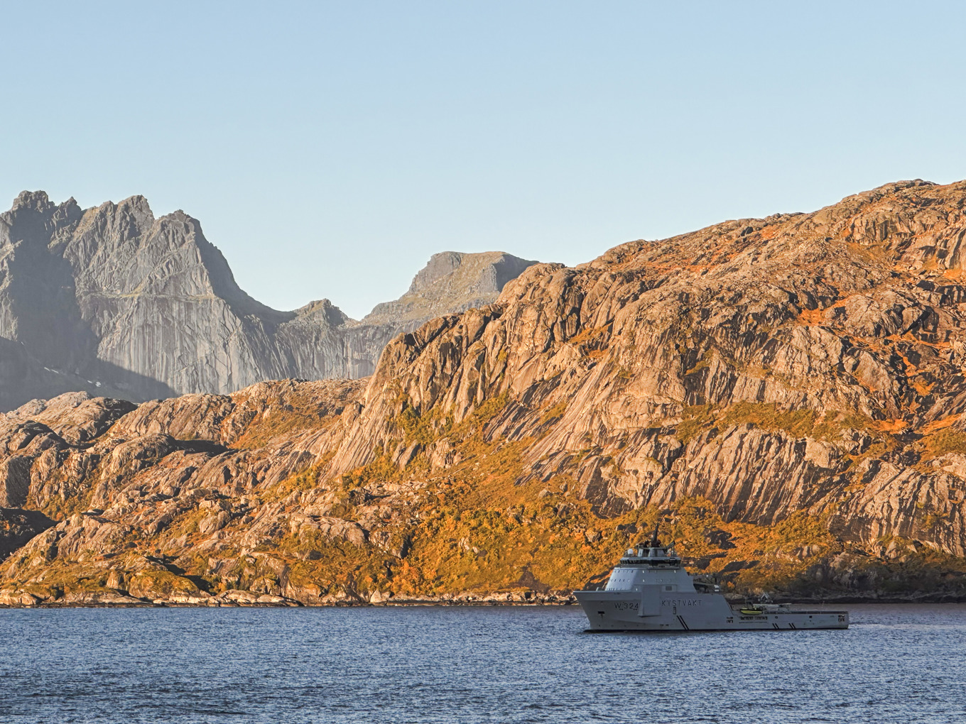 På söndagen hittade ett fartyg från Kustbevakningen flickan som saknades efter båtolyckan i Lofoten. Bilden är tagen i lördags. Foto: Henrik Heitmann/NTB/TT