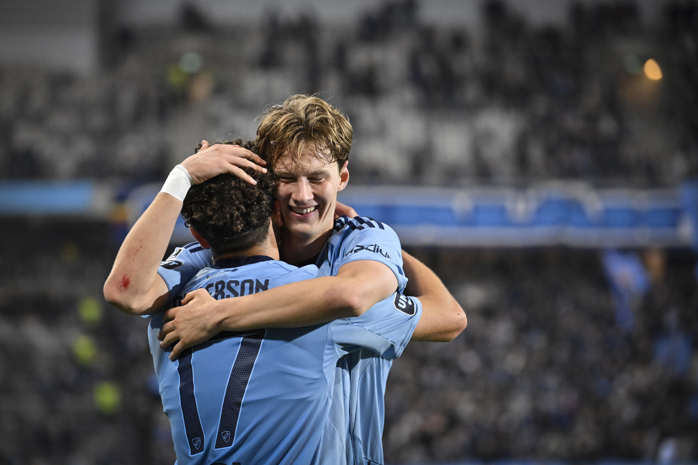 Djurgårdens August Priske firar sitt hattrick med Mikael Anderson. Foto: Christine Olsson/TT