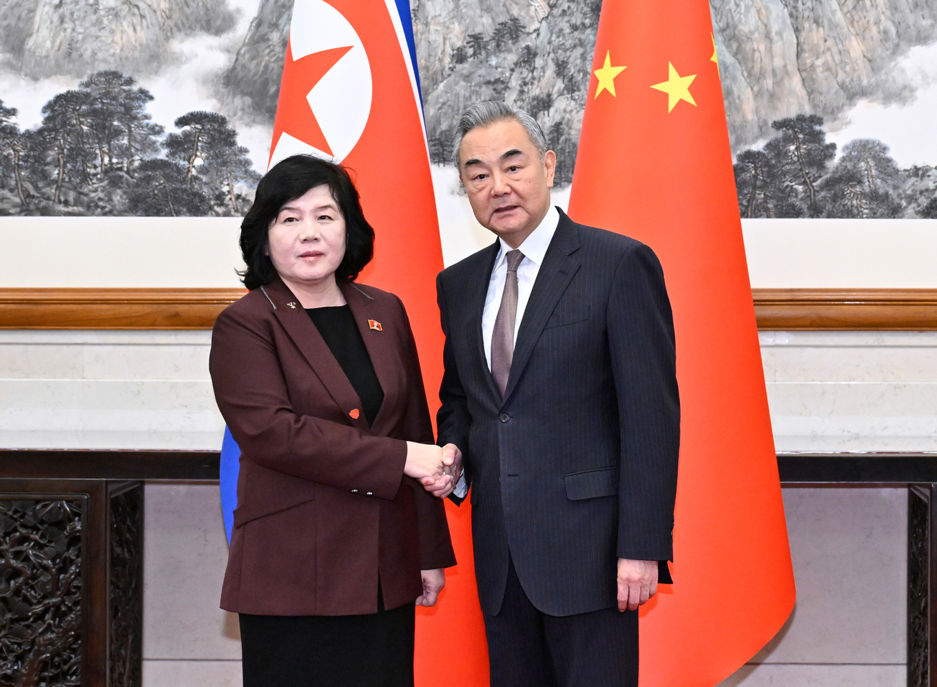 Nordkoreas utrikesminister Choe Son-Hui och Kinas utrikesminister Wang Yi, på en bild som släppts av den statliga kinesiska nyhetsbyrån Xinhua. Foto: Yue Yuewei/Xinhua via AP/TT
