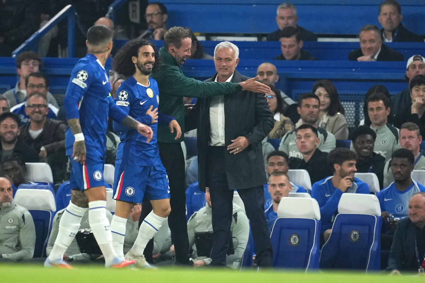 Fjärdedomaren Sascha Stegemann gestikulerar mot Benficatränaren Jose Mourinho som var tillbaka på sin gamla hemmaarena Stamford Bridge mot Chelsea i Champions League. Foto: Kin Cheung/AP/TT