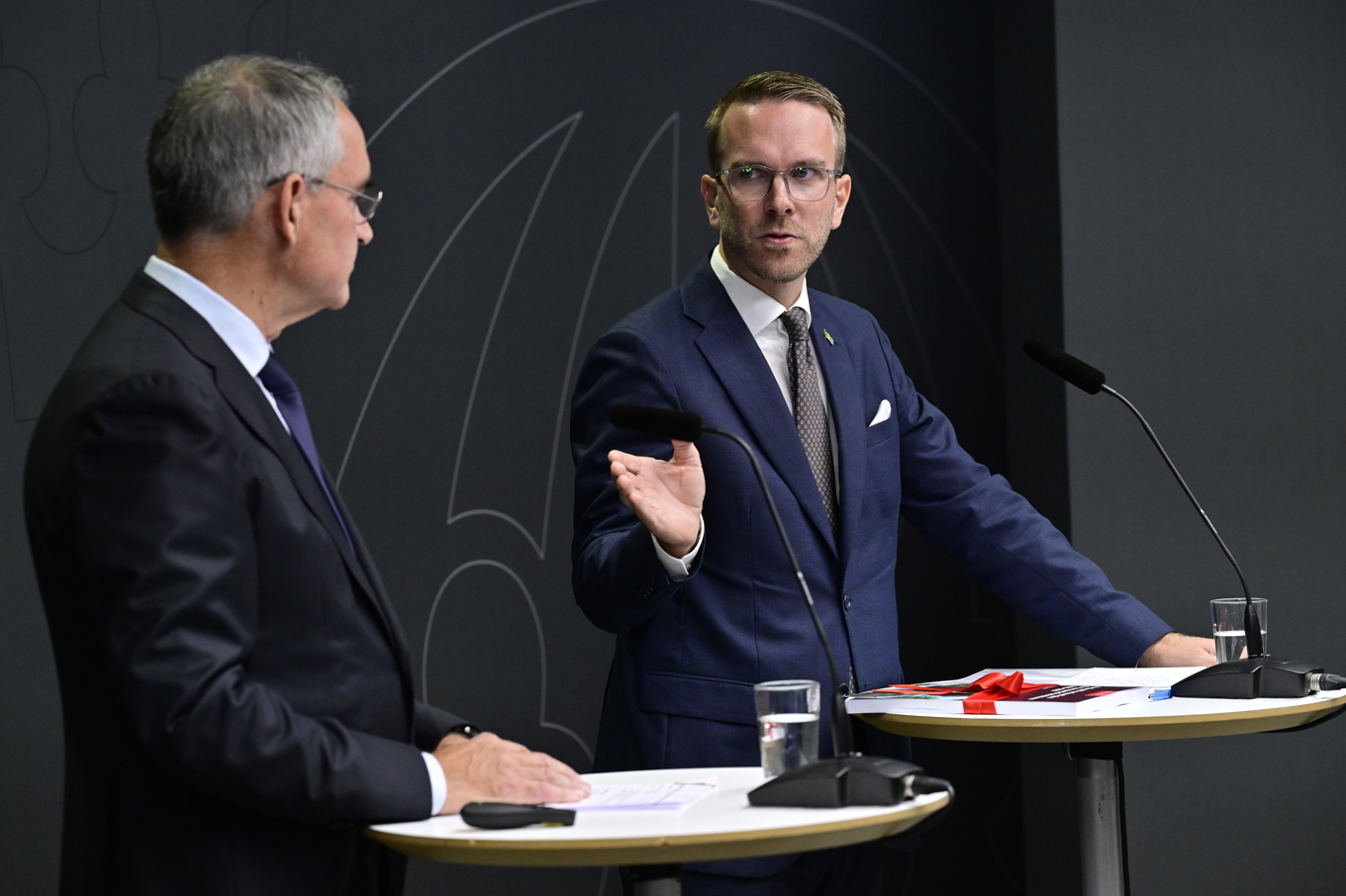 Trafikverkets generaldirektör Roberto Maiorana, till vänster och infrastruktur- och bostadsminister Andreas Carlson (KD) under tisdagens pressträff. Foto: Jonas Ekströmer/TT