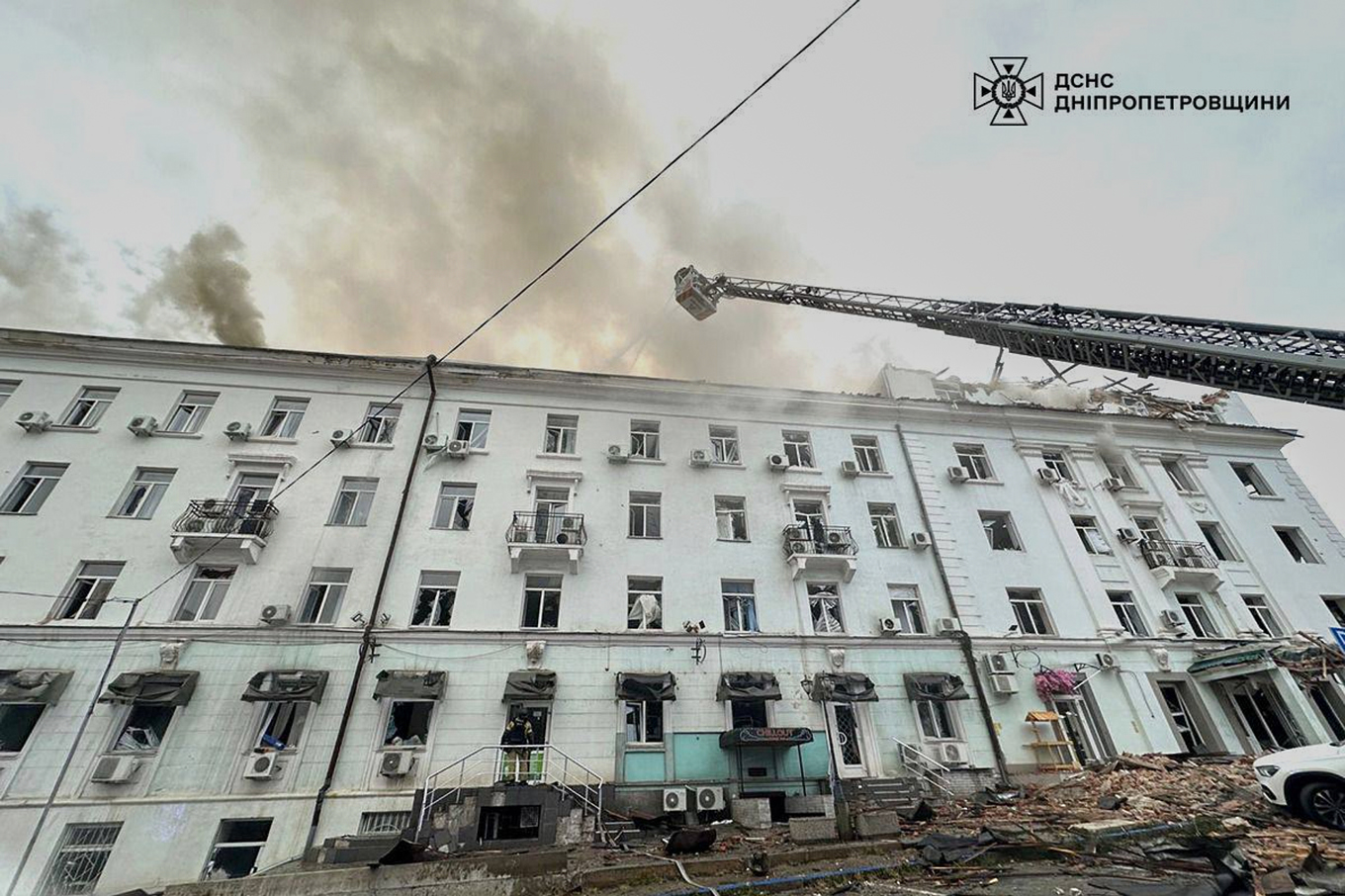 Räddningstjänst arbetar med att släcka bränder till följd av en rysk drönarattack mot Dnipro på tisdagen. Foto: Ukrainas statliga räddningstjänst/AP/TT