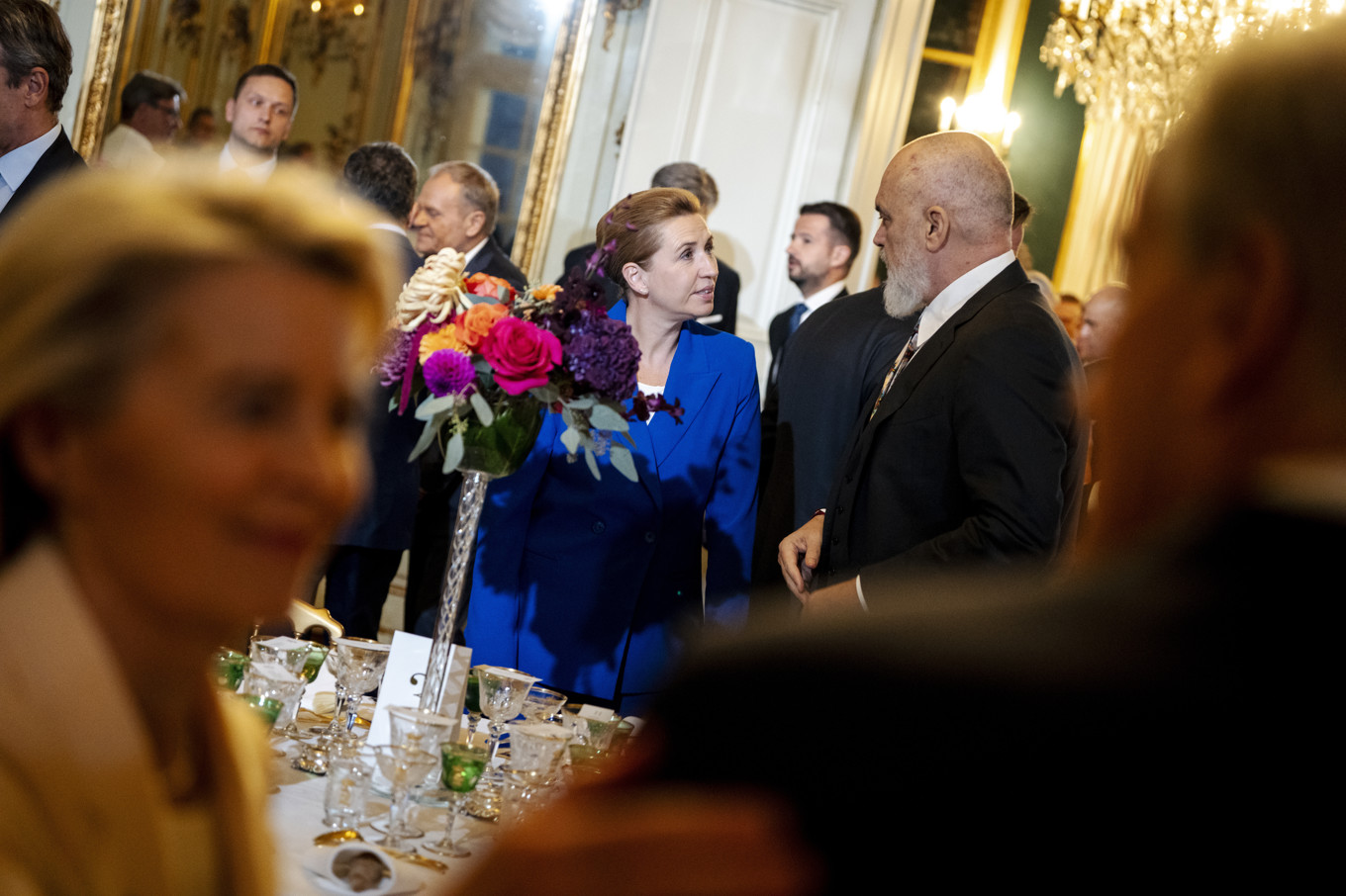 EU-kommissionens ordförande Ursula von der Leyen i förgrunden på en bild från middagen under EU-mötet. I bakgrunden pratar Danmarks statsminister Mette Frederiksen med Albaniens premiärminister Edi Rama. Foto: Mads Claus Rasmussen/Ritzau/TT