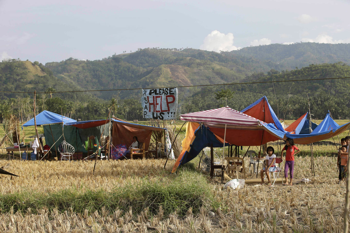 Vid ett skalv 2013 i Filippinerna tvingades invånare upprätta läger då fastigheter rasat samman. Arkivbild. Foto: Bullit Marquez/AP/TT