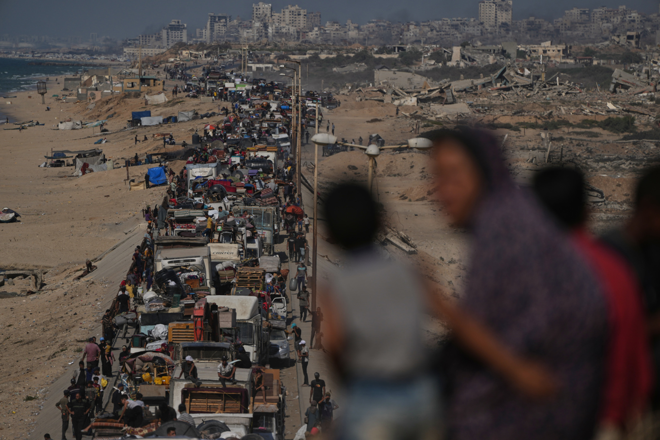 Trafikstockning längs kusten i norra Gaza när människor flyr söderut. Bild tagen 23 september. Foto: Abdel Kareem Hana/AP/TT