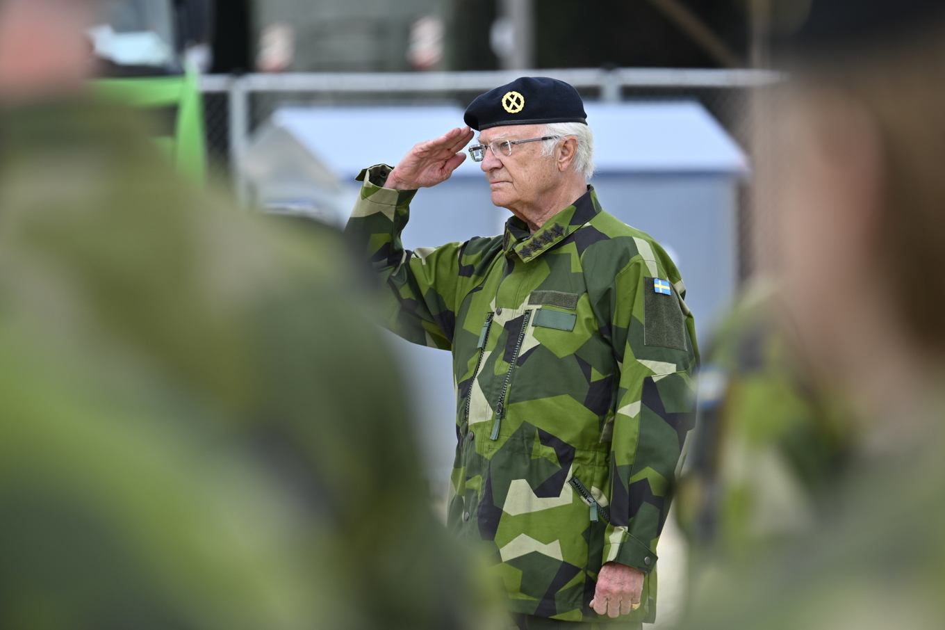 Kung Carl Gustaf på besök hos den svenska Natobataljonen i Riga i våras. Något besök på Natohögkvarteret på onsdagen blev det dock inte, på grund av dimma. Arkivfoto. Foto: Anders Wiklund/TT