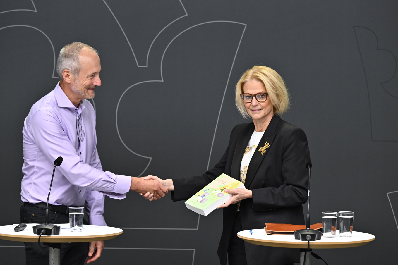 Utredare Clas Olsson och Elisabeth Svantesson (M), finansminister, under en pressträff där produktivitetskommissionen överlämnar sitt slutbetänkande till regeringen. Foto: Anders Wiklund/TT