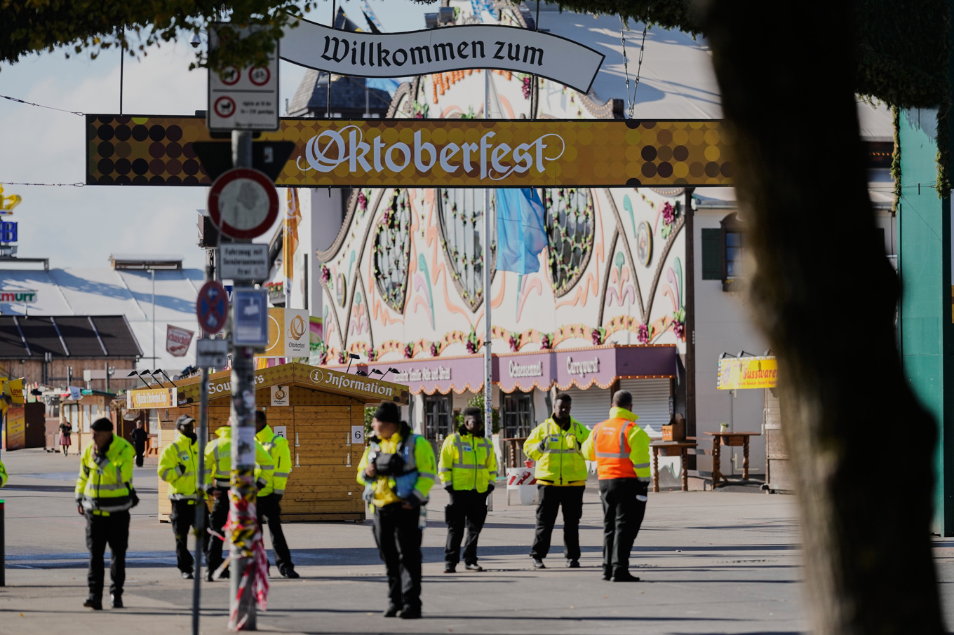 Säkerhetsvakter patrullerar Oktoberfests område efter ett tidigare bombhot. Foto: Matthias Schrader/AP/TT