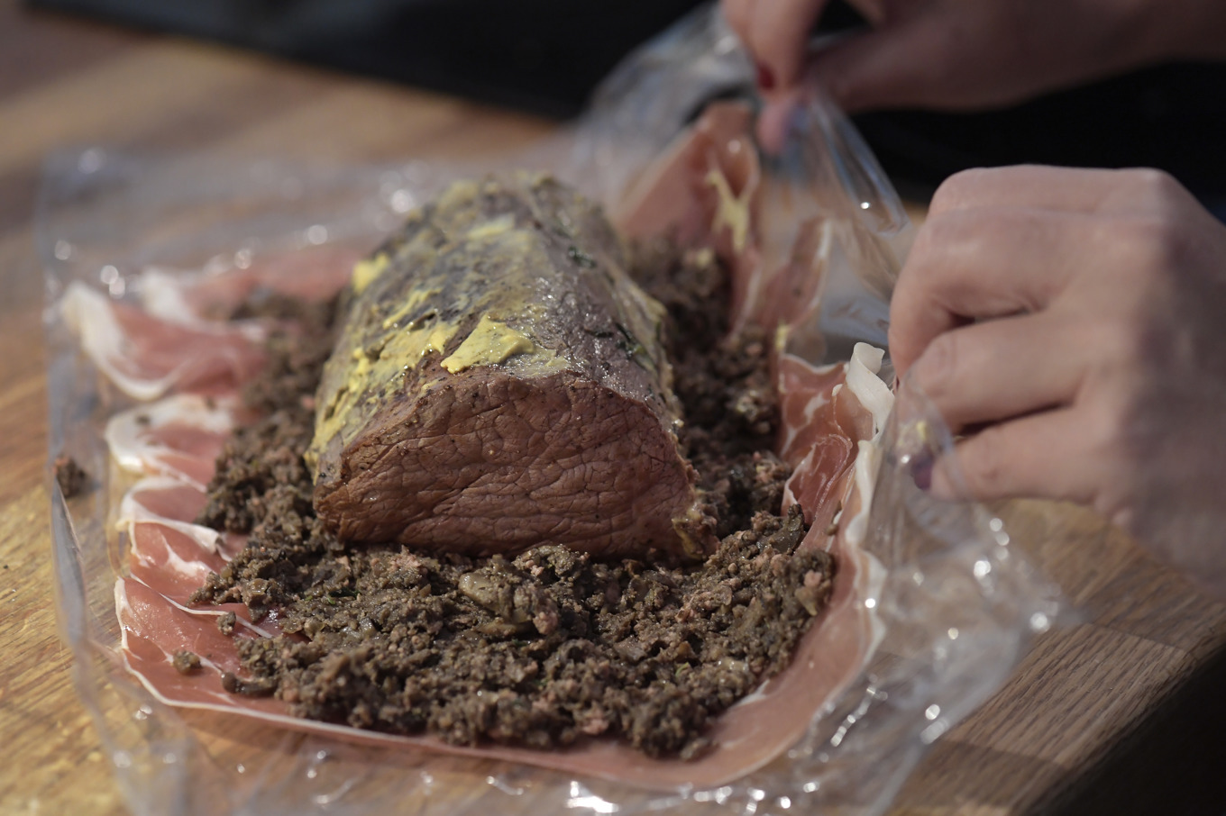 Kvinnan hade lagat rätten biff Wellington som hade de giftiga svamparna i sig. Maten på bilden har inget med artikeln att göra. Arkivbild. Foto: Janerik Henriksson/TT