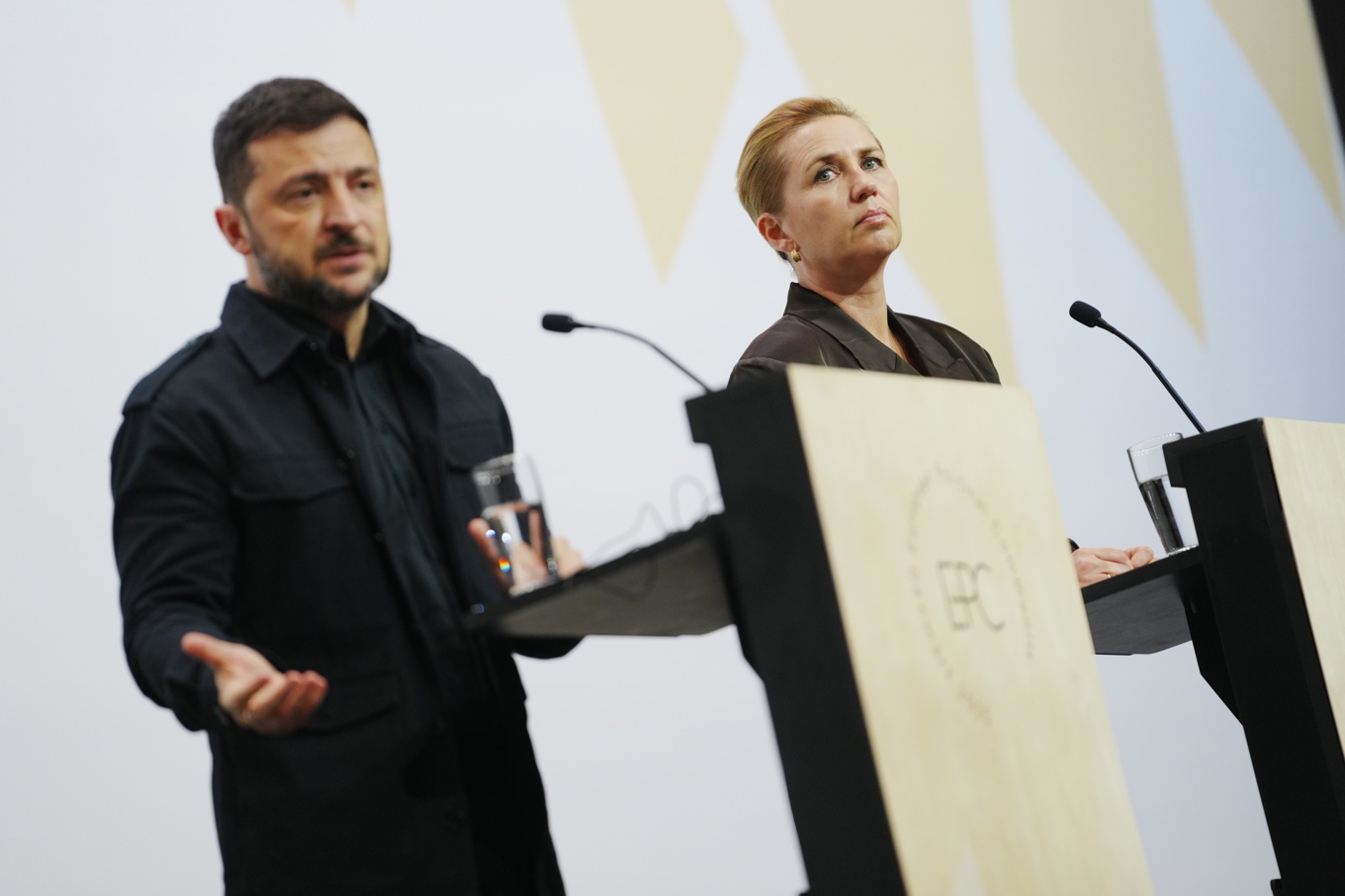 Ukrainas president Volodymyr Zelenskyj och Danmarks statsminister Mette Frederiksen under presskonferensen i Köpenhamn. Foto: Ida Marie Odgaard/Ritzau/TT