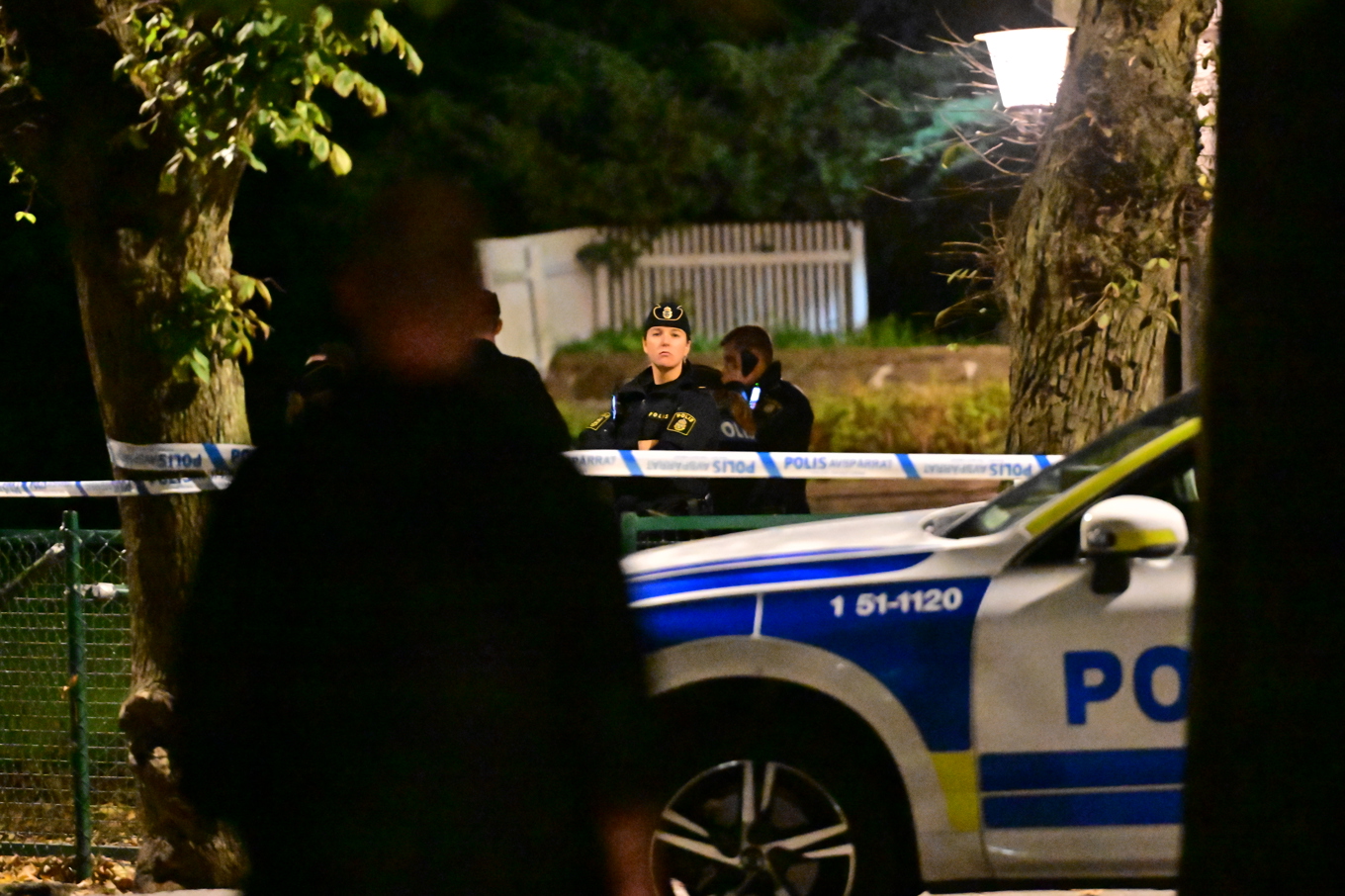 Många poliser skickades till Majorna i Göteborg där en skadad man påträffades. Foto: Björn Larsson Rosvall/TT