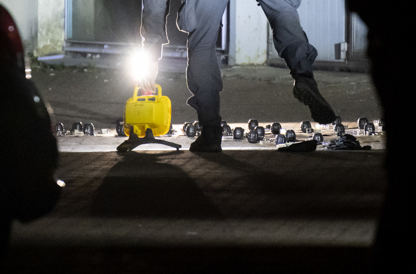 Bombtekniker på plats i ett industriområde utanför Malmö där ett större antal handgranater tagits i beslag. Foto: Johan Nilsson / TT