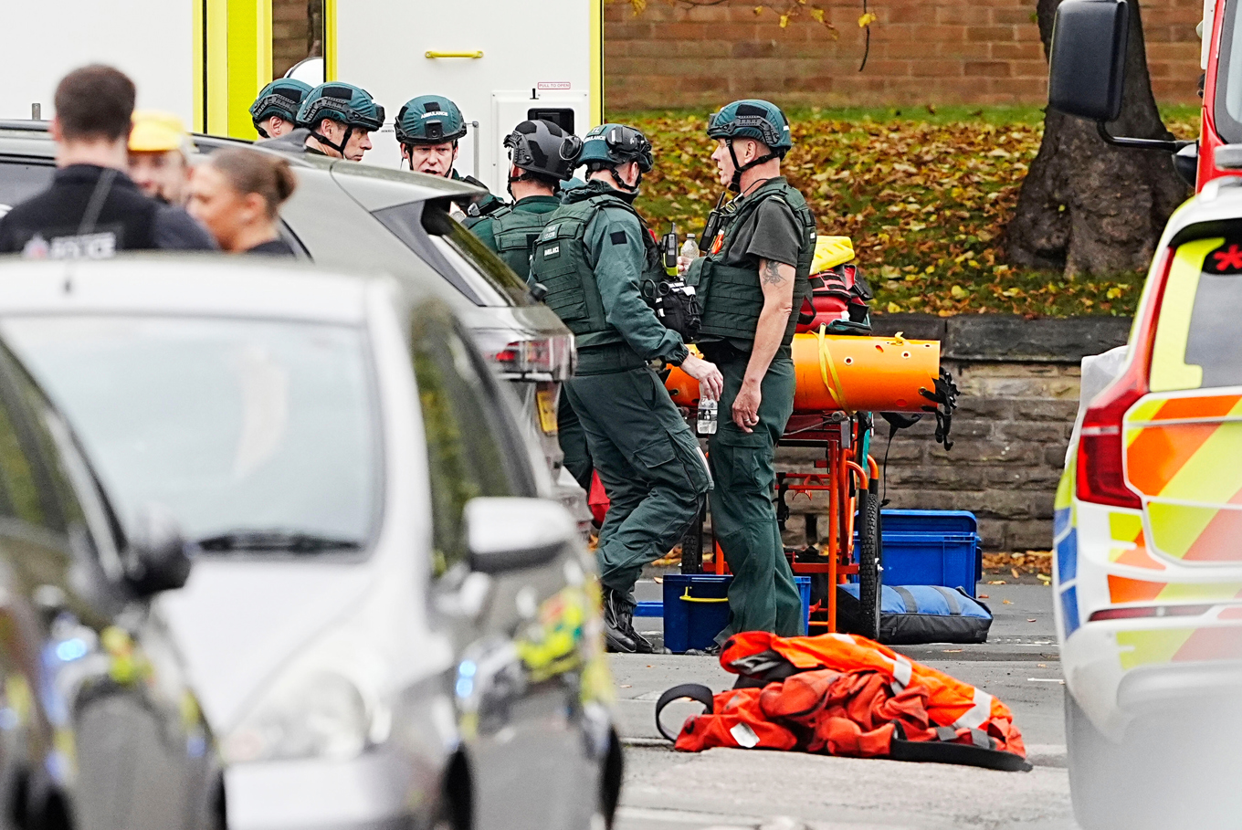Räddningspersonal på plats vid synagogan i Manchester. Foto: Peter Byrne/PA/AP/TT