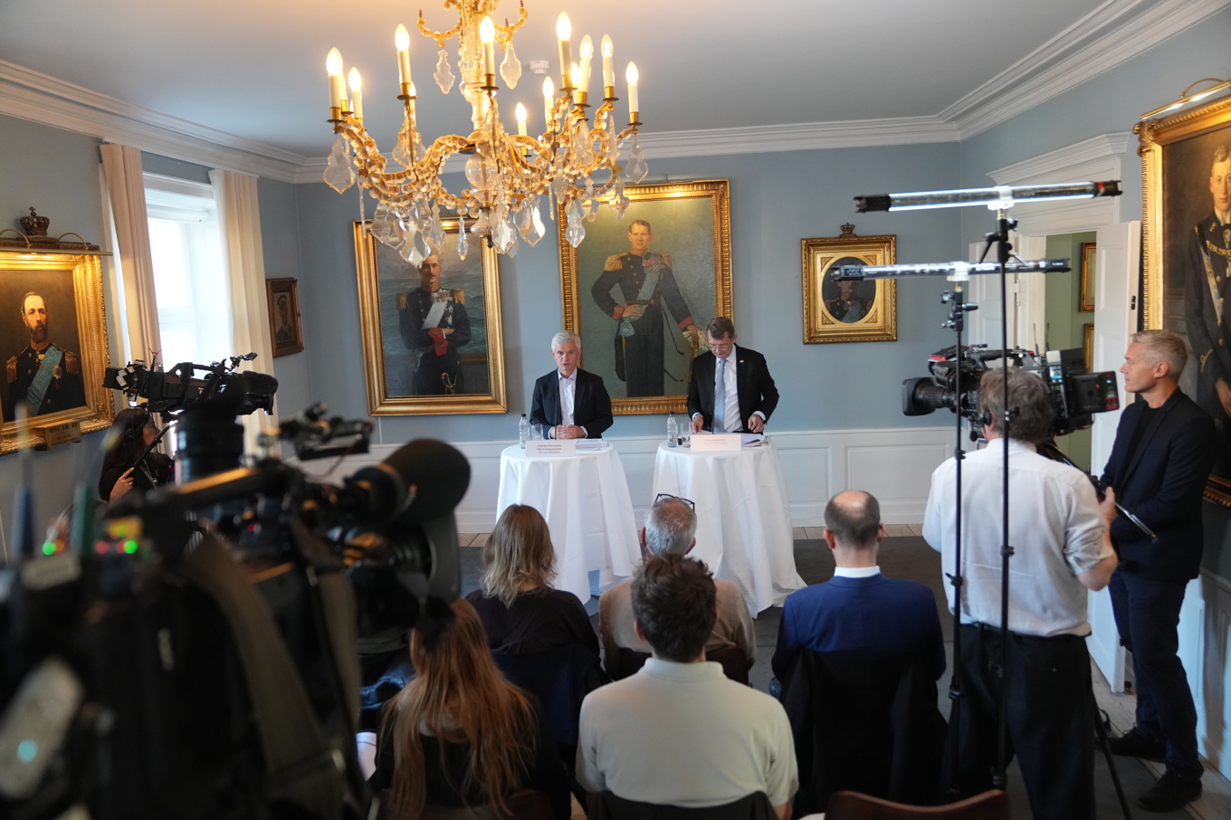 Danmarks försvarsminister Troels Lund Poulsen (V) och chefen för landets militära underrättelsetjänst FE, Thomas Ahrenkiel, vid pressträffen i Köpenhamn. Foto: Sebastian Elias Uth/Ritzau Scanpix/TT