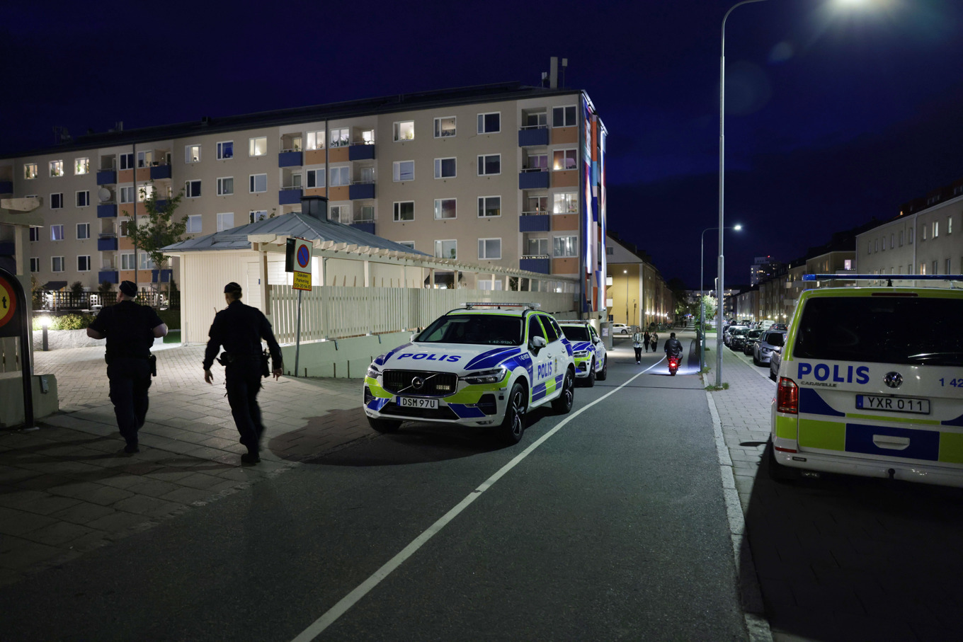 Polis på plats efter att en person skadats i en skottlossning i centrala Linköping på fredagskvällen. Foto: Magnus Andersson/TT
