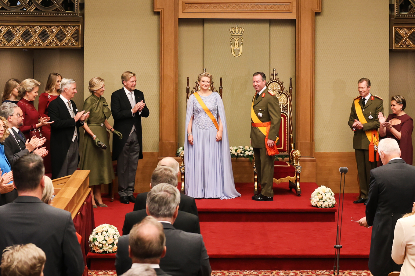Storhertig Guillaume av Luxemburg och storhertiginnan Stephanie under kröningsceremonin på fredagen. Foto: Omar Havana/AP/TT