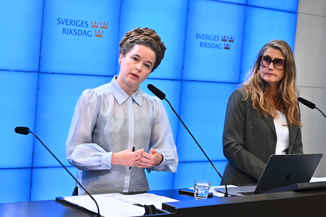 Amanda Lind (MP), språkrör, och Janine Alm Ericson (MP), ekonomiskpolitisk talesperson presenterar Miljöpartiets förslag till budget, under en pressträff på fredagen. Foto: Claudio Bresciani/TT