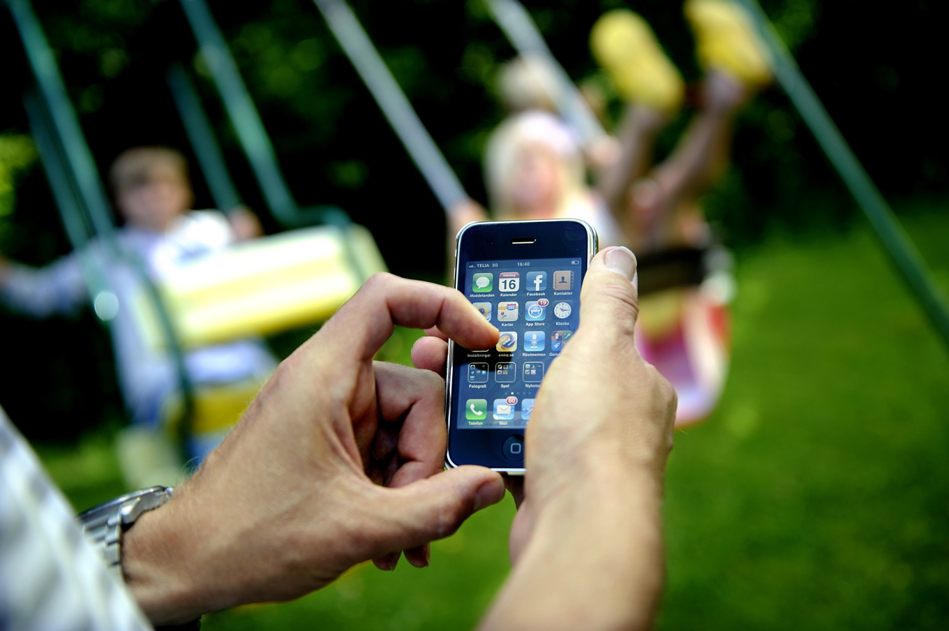 Föräldrar till små barn anger själva att de spenderar för mycket tid på sina mobiler, enligt regeringen. Arkivbild. Foto: ERIK MÅRTENSSON / TT