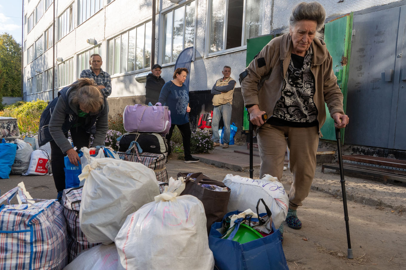 Flyktingar i Donetskregionen väntar på att evakueras vid en tågstation. Arkivbild. Foto: Andrii Marienko/AP/TT