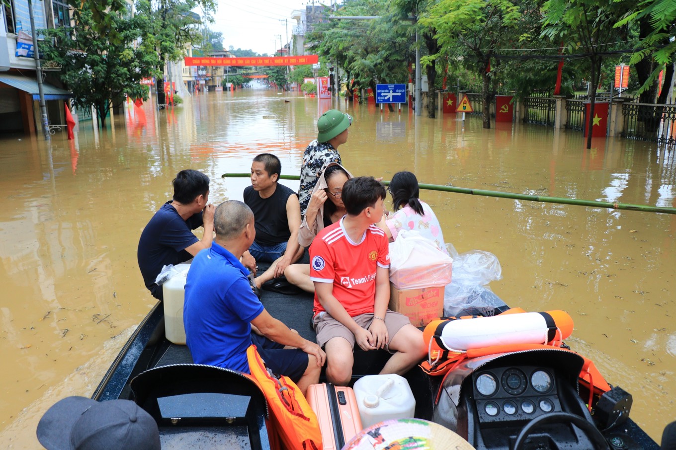 En översvämmad gata i Lao Cai, i tyfondrabbade Vietnam. Bild från i tisdags. Foto: Đỗ Tuấn Anh/AP/TT