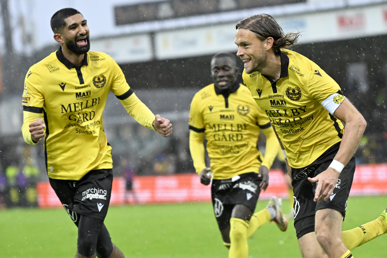 Mjällbys lagkapten Tom Pettersson jublar efter 2–0-målet mot Elfsborg, med Abdullah Iqbal (till vänster). Foto: Johan Nilsson/TT