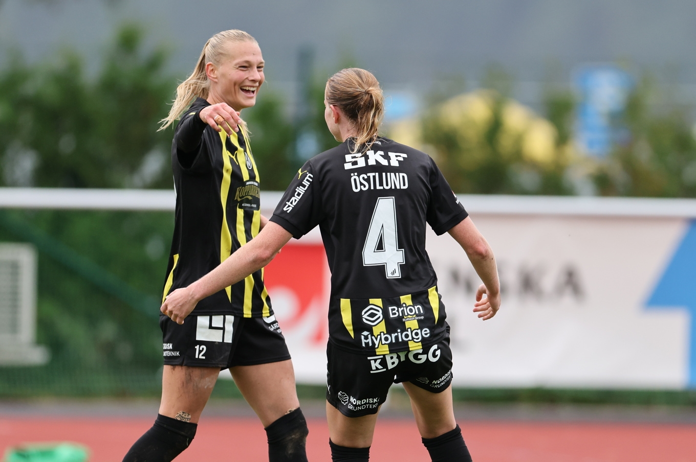 Häckens Stine Sandbech, till vänster, firar sitt 1–0-mål tillsammans med Emma Östlund under lördagens damallsvenska match borta mot Alingsås. Foto: Björn Larsson Rosvall/TT