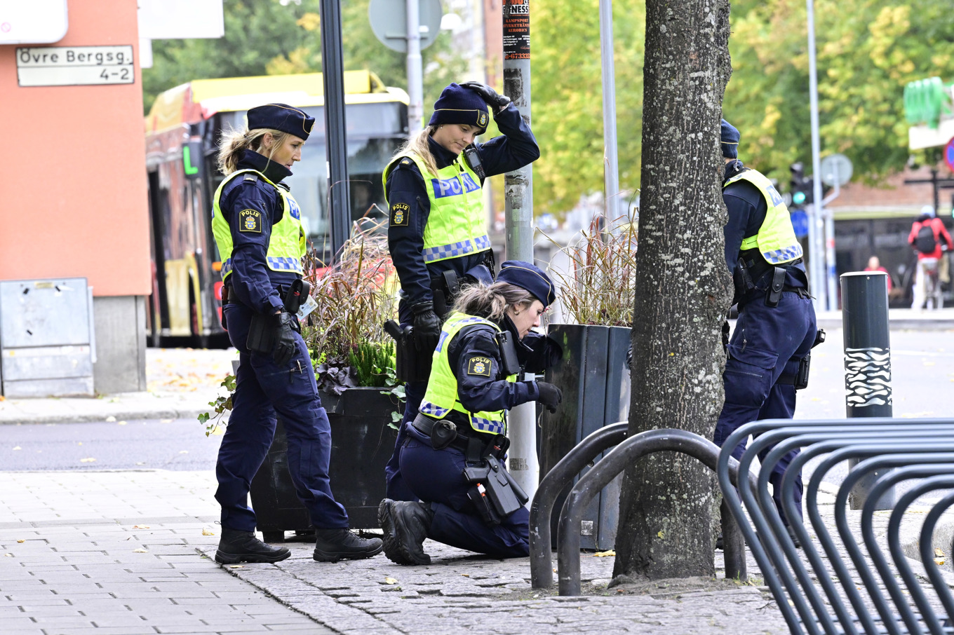 Poliser söker av i området runt brottsplatsen. Foto: Jonas Ekströmer/TT