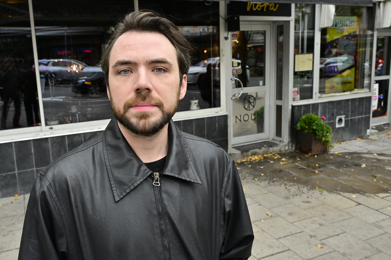 Hampus Östlund lindade en t-shirt runt en av de skadades sår. Foto: Jonas Ekströmer/TT