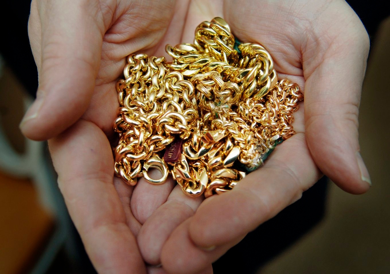 Med ett rusande guldpris vill många sälja guld från byrålådan. Det går inte alltid som tänkt. Arkivbild. Foto: Lars Pehrson / SvD / TT