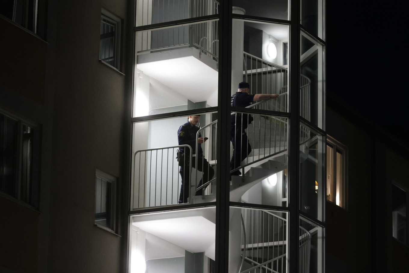 Polis på plats efter att en man skadats i en skottlossning i centrala Linköping. Foto: Magnus Andersson/TT