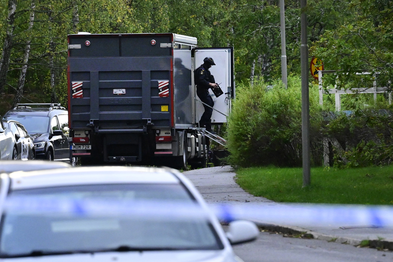 Polisens bombexperter är på plats efter att misstänkt farliga föremål hittats i ett bostadsområde i Sätra i södra Stockholm. Foto: Jonas Ekströmer/TT