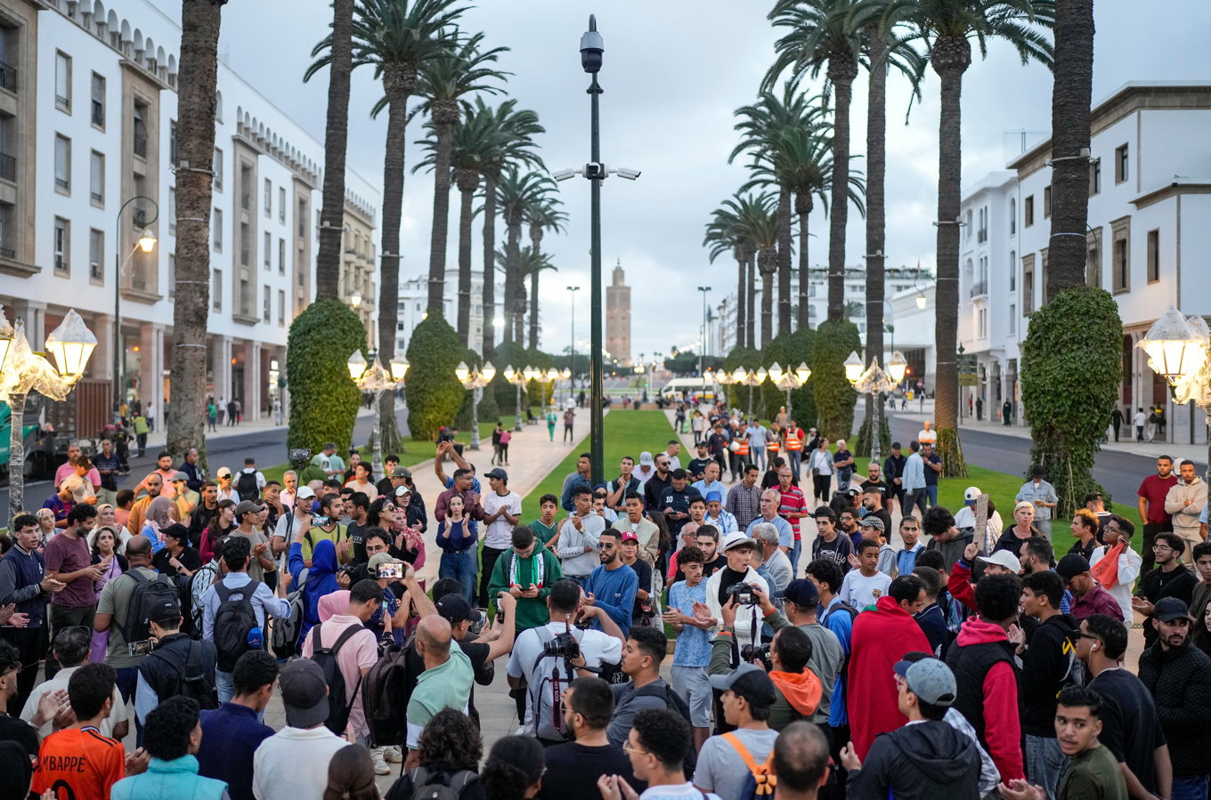 Demonstranter i Marockos huvudstad Rabat på lördagen. Foto: Mosa'ab Elshamy/AP/TT
