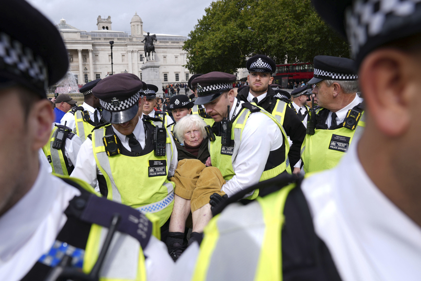 Polis avlägsnar en propalestinsk demonstrant på Trafalgar Square i London på lördagen. Foto: Maja Smiejkowska/PA via AP/TT